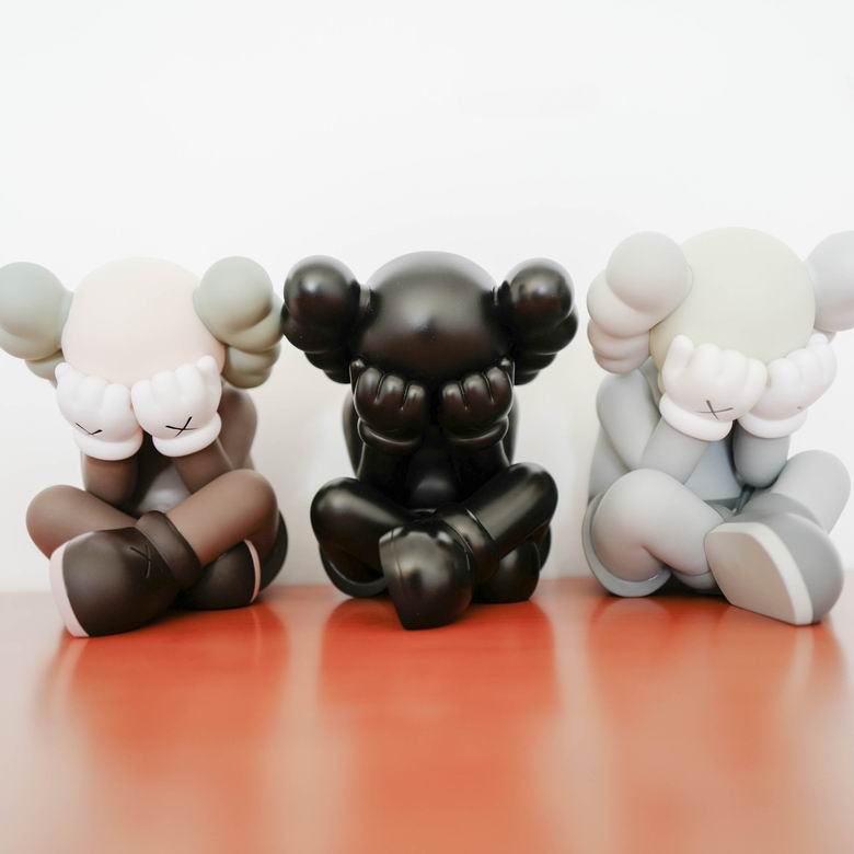 Kaws 13x20x20cm 700g 3C m07